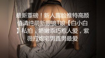 卖盆栽的老板娘 一弯腰胸前两颗奶头就探出头来 让顾客舍不得走