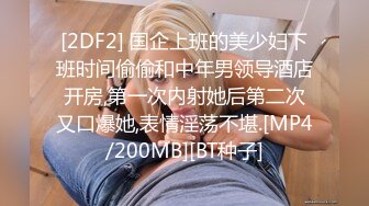 大奶熟女阿姨 在家被年轻小伙按着又抱又啃 猛力抽插她的无毛鲍鱼 阿姨就是喜欢年轻的鸡吧坚挺有力