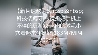 两个妹子直播抢着吃肉棒，被猛操不够还拿木棒自插穴穴