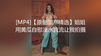 大乳头在她湿漉漉的衣服下鼓起，水溅在她的脸上，男人无法抗拒 (656f6657be581)