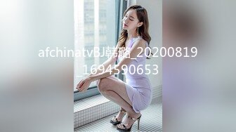 亚裔美女 被大洋吊无套输出 骚叫不停 拔枪射肚皮