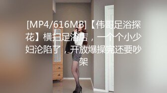 ★☆【平角全景】★☆厕拍丝袜制服妹逗B表情这是怎么回事？