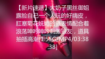 [MP4]大眼睛网红美女！撩起短裙展示美腿！外表甜美骚的很，跳蛋震穴黄瓜捅菊花，真是小骚货