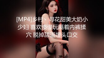 高颜值美女把烂香蕉戴保险套抽插逼逼 毛毛挺浓密非常诱人 很是诱惑喜欢不要错过!